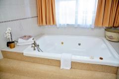 1525208975-bedroom-41-w