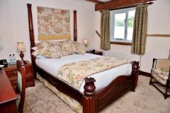 1525208987-bedroom-18-w